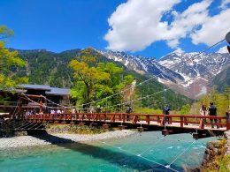自然あふれる上高地へ行こう！都会から離れてマイナスイオンをチャージ！圧巻の景色や季節の植物、野生動物を見ることができます！写真を撮ったり景色を見ながらゆっくりしたり植物を観察したり楽しみ方は様々！大自然の宝庫！上高地散策をお楽しみください！