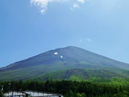 世界遺産富士山を眺めながらの爽快ドライブ♪標高２，０００ｍをこえる雲上の富士山五合目散策♪ランチは山梨のご当地肉を使った陶板焼き♪さらに旬をむかえた山梨を代表するフルーツのひとつもも狩り体験！