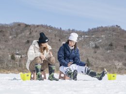 「一度は体験してみたい」冬のアクティビティで大人気の氷上ワカサギ釣りが今年も登場！！　　ワカサギ釣りを楽しんだ後は、旅館でいただく絶品料理と温泉でゆったりタイム・・❆’ﾟ:*