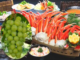 大人気！高級品種ぶどう「シャインマスカット」狩りとテレビ番組でもよく取り上げられている人気のカニ食べ放題の豪華な組み合わせ！茹でカニや焼カニなどいろんなメニューの「カニ」！さらにぶどうの高級品種「シャインマスカット」を狩って１房お持ち帰り付！吹割の滝や伊香保温泉石段街で散策や入浴、足湯などもお楽しみください！
