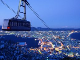 函館市電1日乗車券付き！レンタカーがなくても市電で快適に市内観光を満喫♪夜景や歴史ある街並み、海の幸グルメなど、見どころ満載の港町・函館を自由に巡ろう。