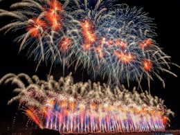 信州の澄んだ晩秋の夜空に咲く「長野えびす講煙火大会」で夏花火との違いに感動！120回記念した特別感ある花火大会大会を開催！座席は堤防道路上に設けたパイプ椅子席をご用意！指定席の為、安心してゆっくり鑑賞出来ます（Eエリア）！宿泊はよませ温泉でご用意！夜景や北アルプスを望める絶景展望露天温泉「遠見乃湯」を完備！