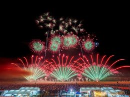 ★昨年よりさらにバージョンアップ！＜＜中四国唯一＞＞全国花火師競技大会が徳島県三好市で開催！
プロの花火師たちが魅せる、音楽と花火の奇跡のシンクロは必見です！
★有料観覧席からゆったり鑑賞！イス・テーブル付きのお席をご用意します。
★夕食はお弁当をご用意。